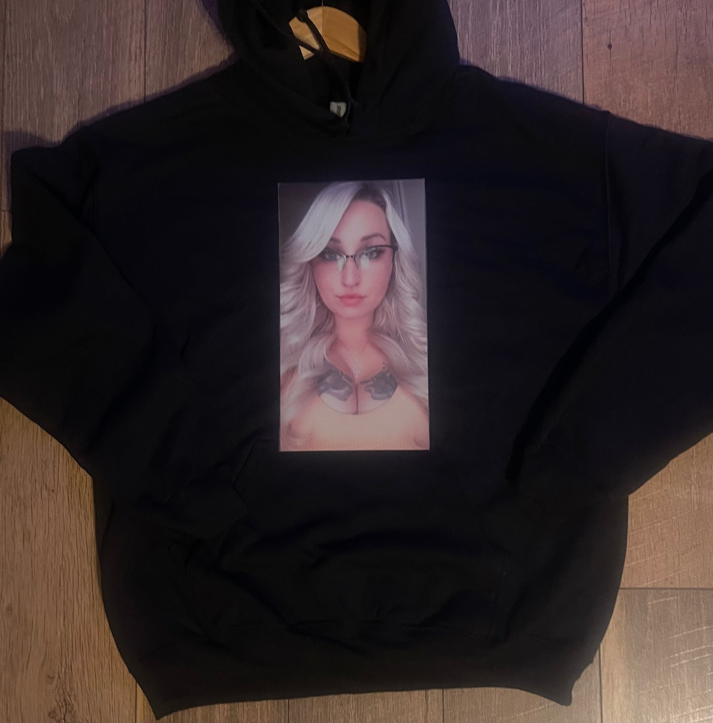 Solid hoodie with 🫧QŪ€€Ń🫧 real pic print