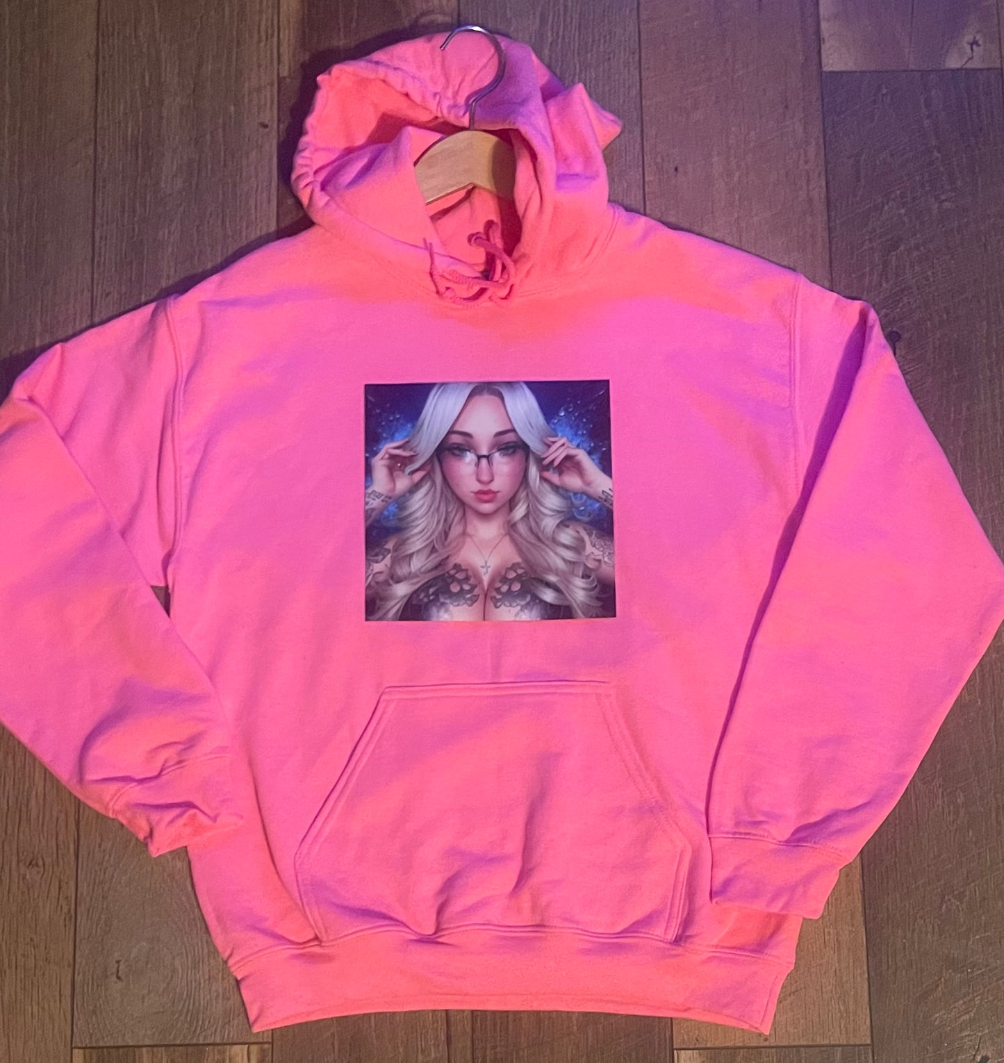 Solid hoodie with 🫧QŪ€€Ń🫧 hands up print