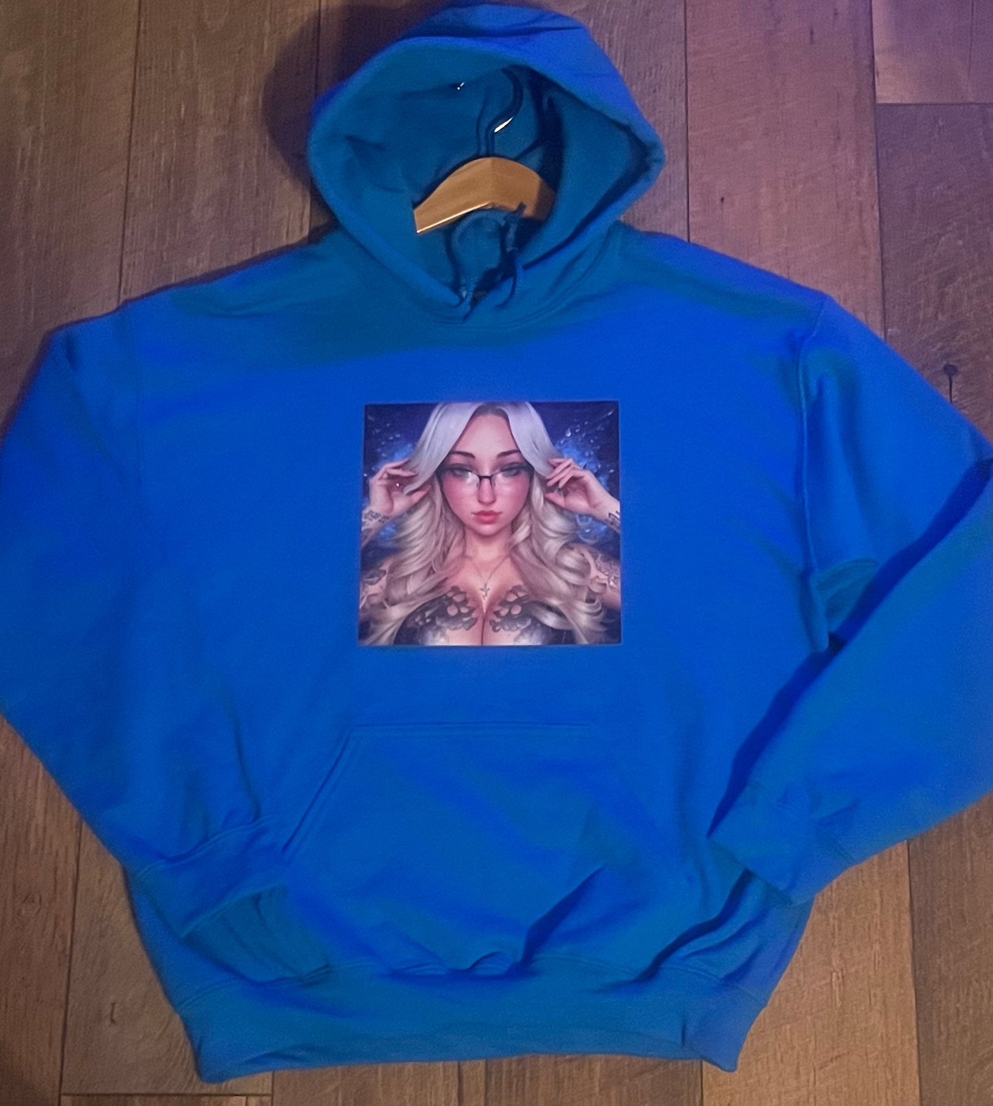 Solid hoodie with 🫧QŪ€€Ń🫧 hands up print